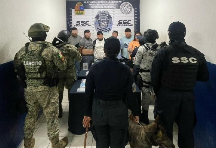 Detienen supuesta célula criminal con más de 400 dosis de drogas, armas y carros robados en Playa del Carmen