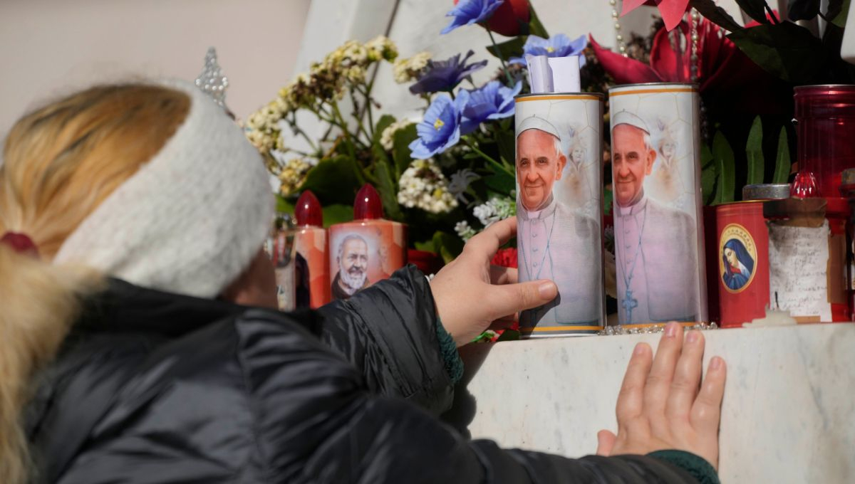 Papa Francisco mejora en el hospital y se recupera de neumonía bilateral