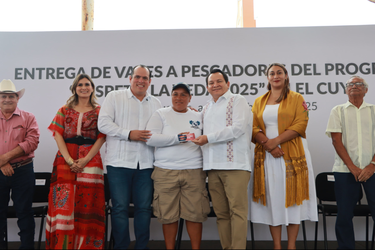 Gobernador de Yucatán supervisa El Cuyo, otorga aumentos a pescadores y equipos con GPS