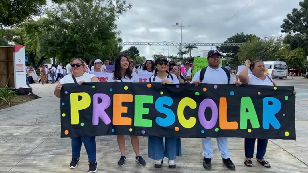 Comité Emergente de Docentes Lidera Marcha Pacífica en la Plaza de la Reforma Comité Emergente de Docentes Lidera Marcha Pacífica en la Plaza de la Reforma