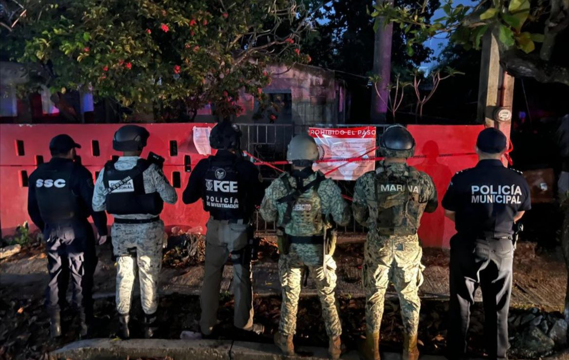 Después del cateo, elementos de la Fiscalía de Quintana Roo colocó los sellos de asegurameinto. Después del cateo, elementos de la Fiscalía de Quintana Roo colocó los sellos de asegurameinto.