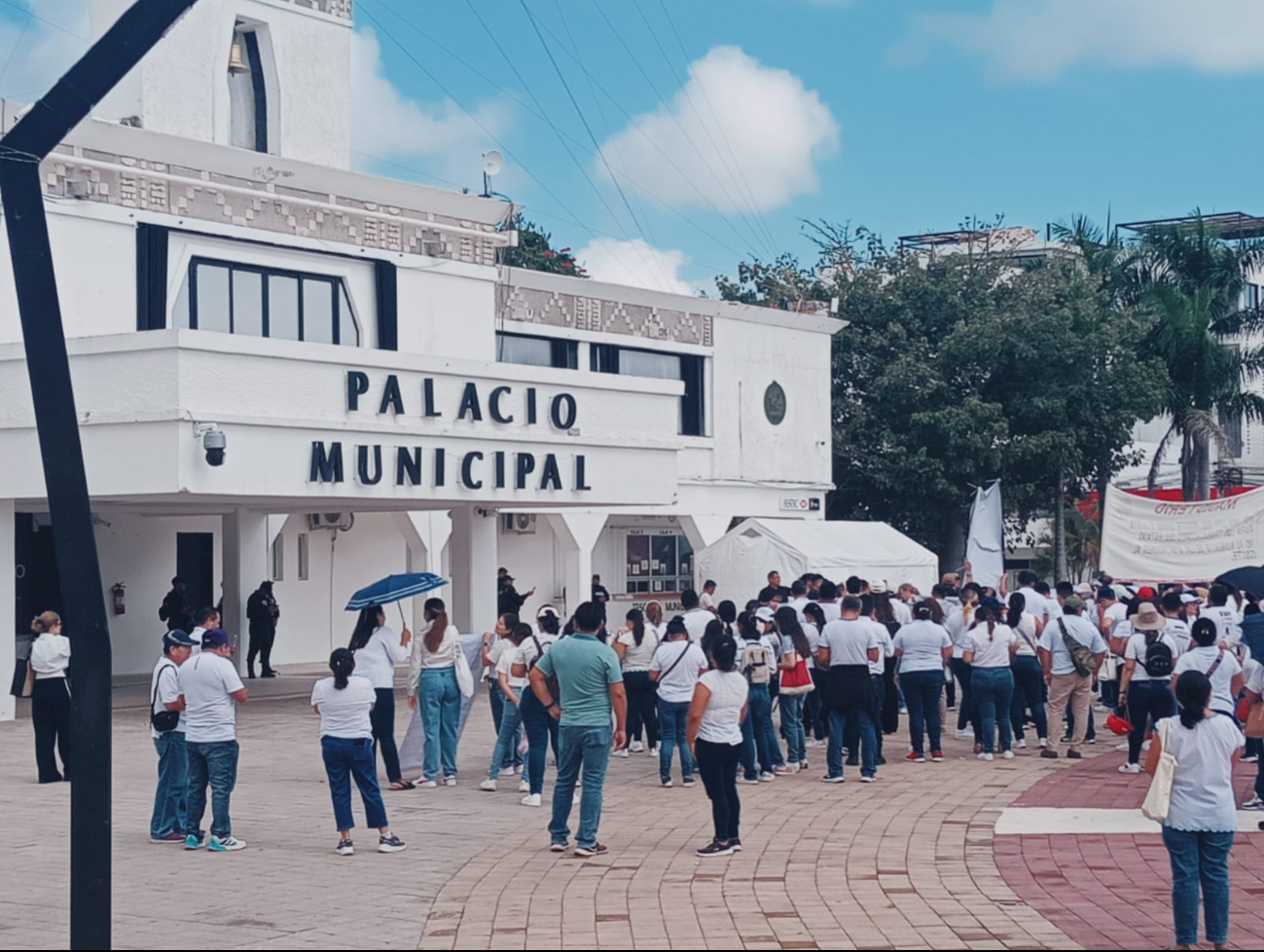 Docentes Marchan en Playa del Carmen para Defender sus Derechos Laborales Docentes Marchan en Playa del Carmen para Defender sus Derechos Laborales