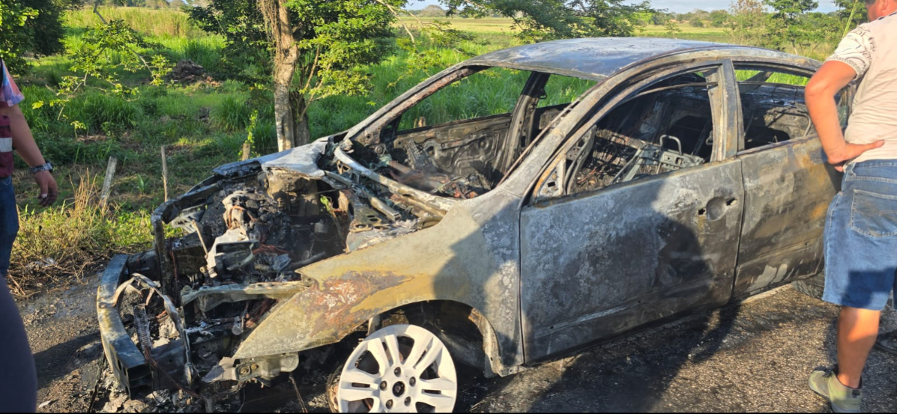 Fuego consume automóvil; no se reportaron víctimas Fuego consume automóvil; no se reportaron víctimas