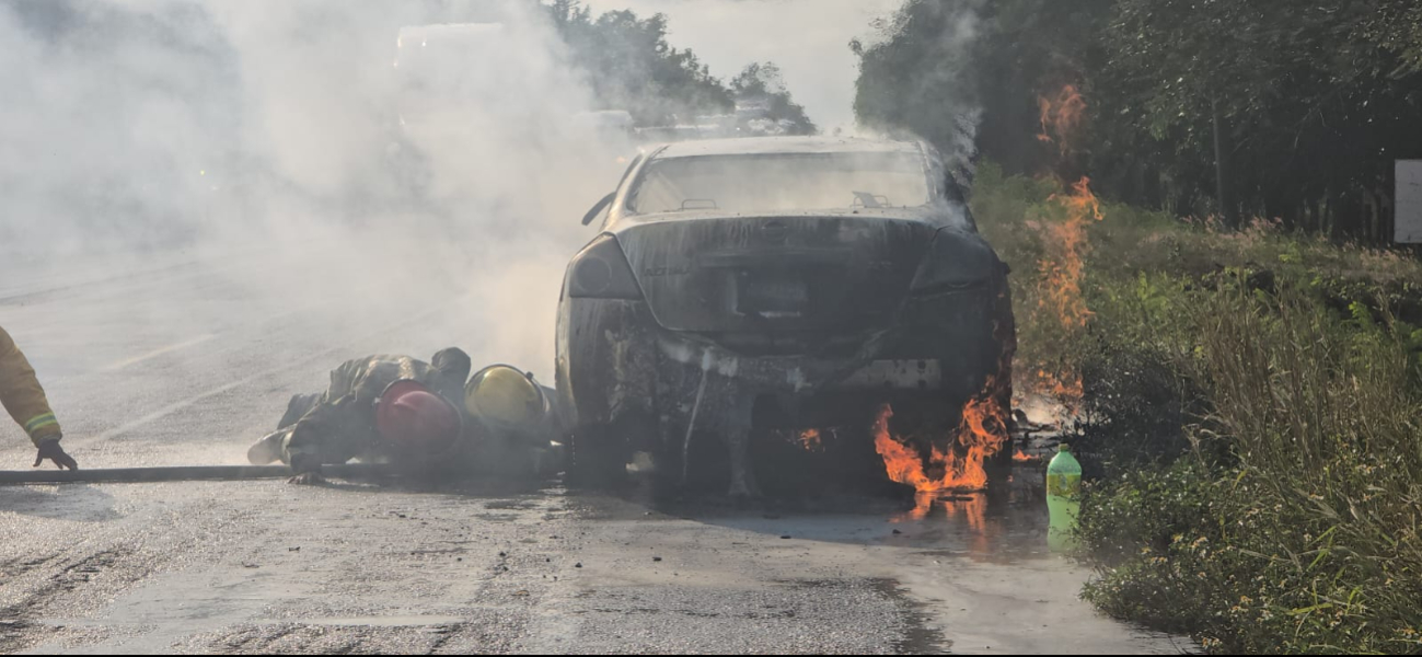 Fuego consume automóvil; no se reportaron víctimas Fuego consume automóvil; no se reportaron víctimas
