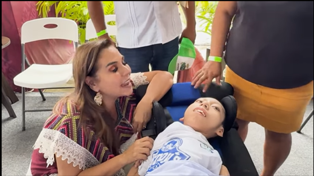Gobierno de Quintana Roo hace entrega de sillas de ruedas a niños con discapacidad.