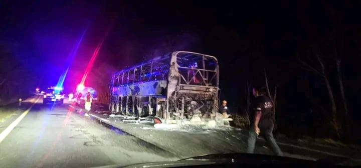 De acuerdo con los primeros reportes, la unidad comenzó a arder en plena marcha De acuerdo con los primeros reportes, la unidad comenzó a arder en plena marcha