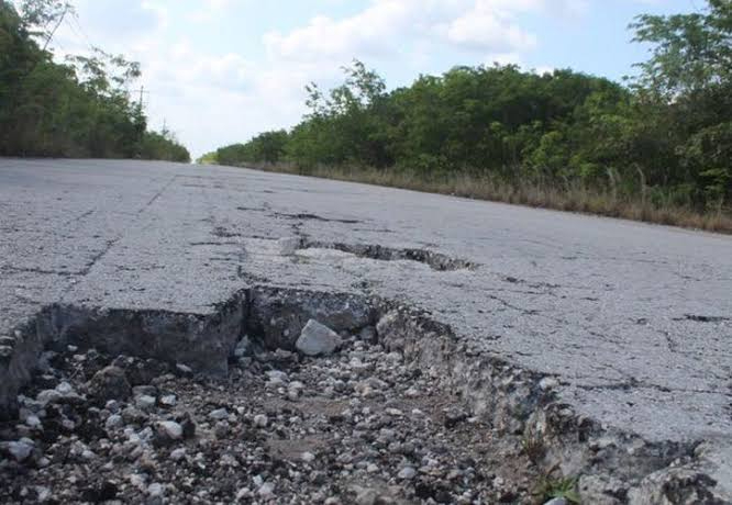 Denuncian deplorables condiciones de la carretera Mahahual-Cafetal