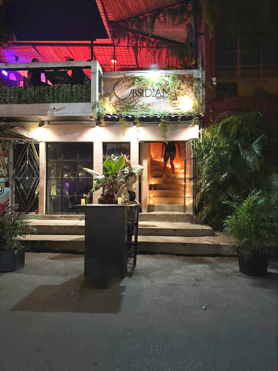 Pareja de turistas denuncia presunto robo y agresiones por personal del bar “Obsidiana” en Tulum