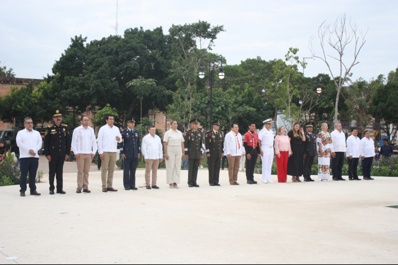 Autoridades estatales y municipales participaron en el izamiento de la Bandera Autoridades estatales y municipales participaron en el izamiento de la Bandera