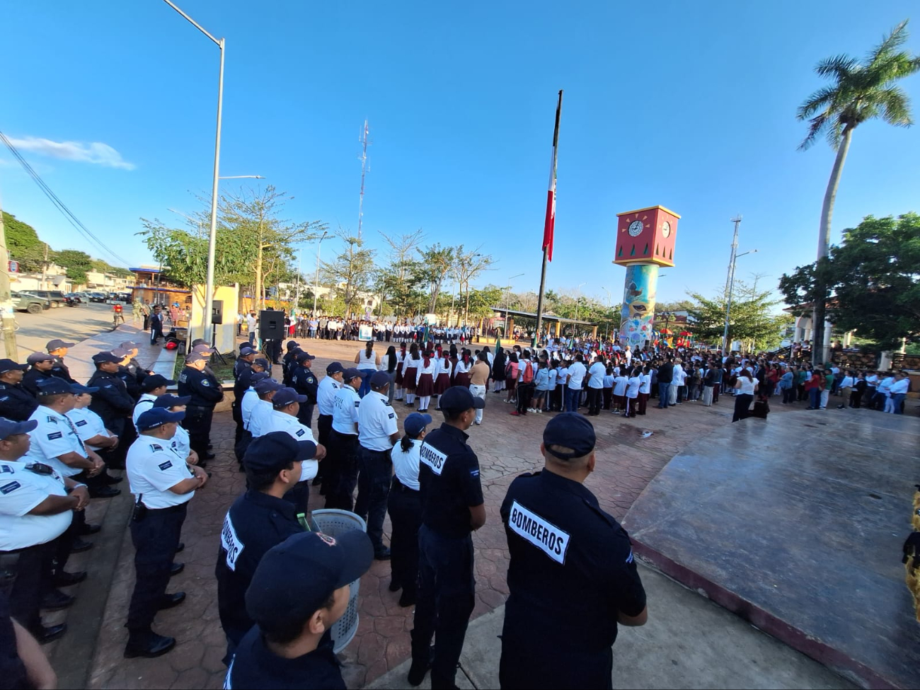 Autoridades y otros elementos de importancia se reunieron frente al Palacio Municipal Autoridades y otros elementos de importancia se reunieron frente al Palacio Municipal