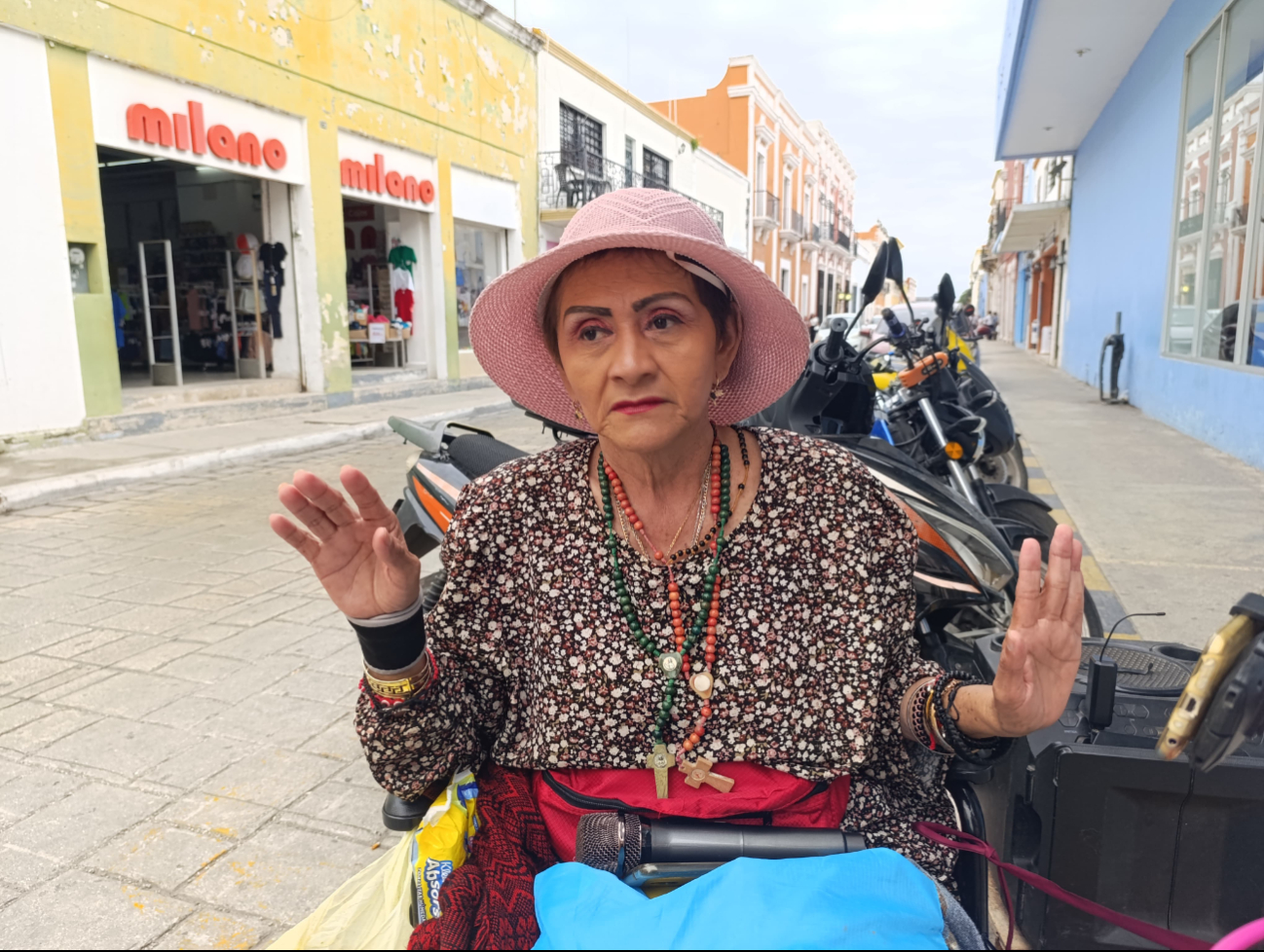 Clamor de justicia: Doña Luz Domínguez, artista urbana, denuncia agresión de un banco de Campeche