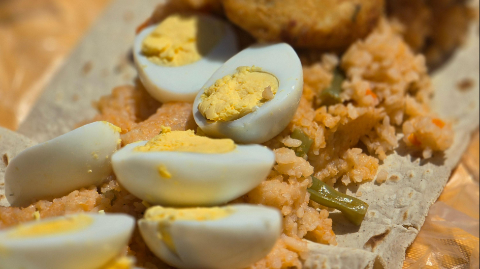 La forma original de su preparación constaba de dos tortillas, arroz y huevo sancochado La forma original de su preparación constaba de dos tortillas, arroz y huevo sancochado