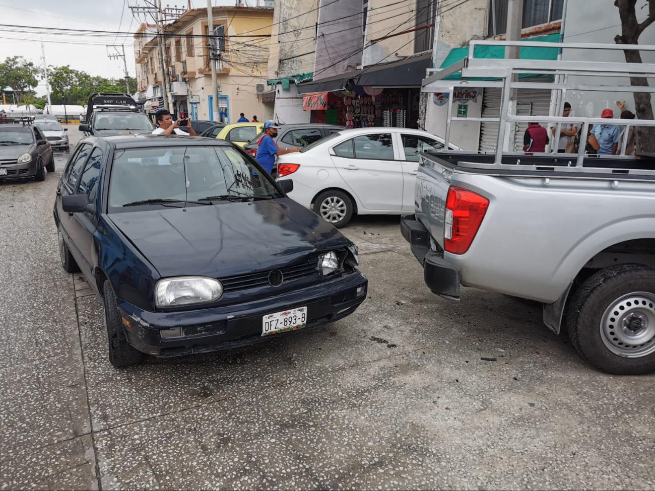 Se impacta contra camioneta estacionada en Ciudad del Carmen