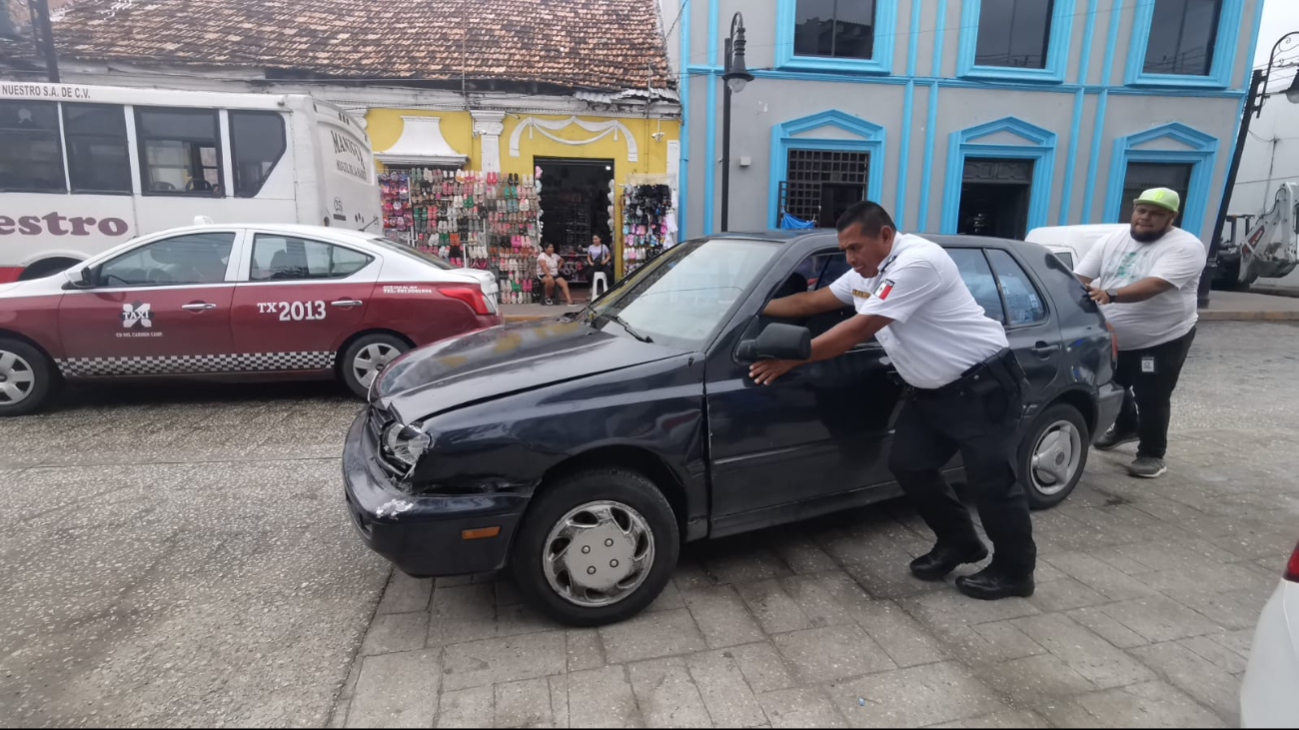 Un descuido provocó el impacto contra el coche estacionado en el acotamiento. Un descuido provocó el impacto contra el coche estacionado en el acotamiento.