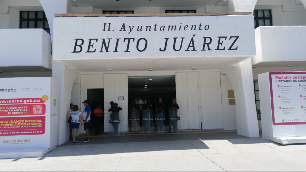 Al retirar a los manifestantes, se bloquearon las entradas al Palacio Municipal Al retirar a los manifestantes, se bloquearon las entradas al Palacio Municipal