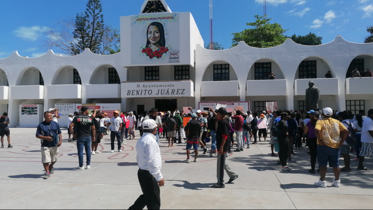 Artesanos de la ZH se manifiestan frente  al Palacio Municipal de Cancún por presuntos casos de abuso policial