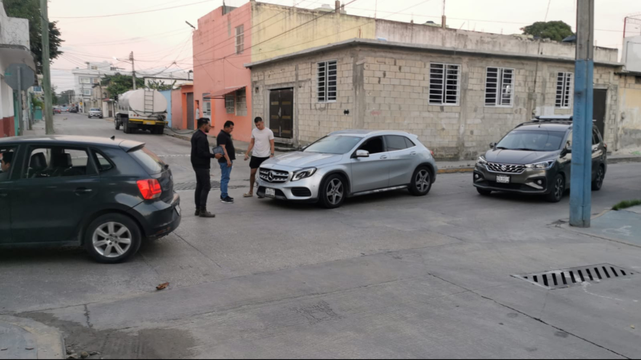 Urbano se impacta contra camioneta estacionada en colonia Salitral 