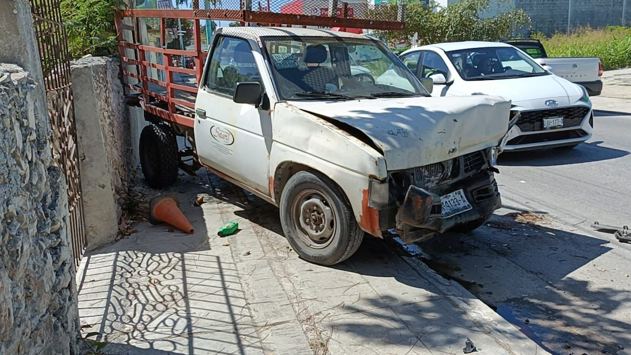 El adulto mayor chocó contra la camioneta estacionada El adulto mayor chocó contra la camioneta estacionada