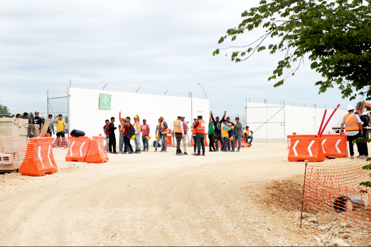 Trabajadores de construcción cerraron accesos a la T4 del aeropuerto de Cancún por falta de pagos