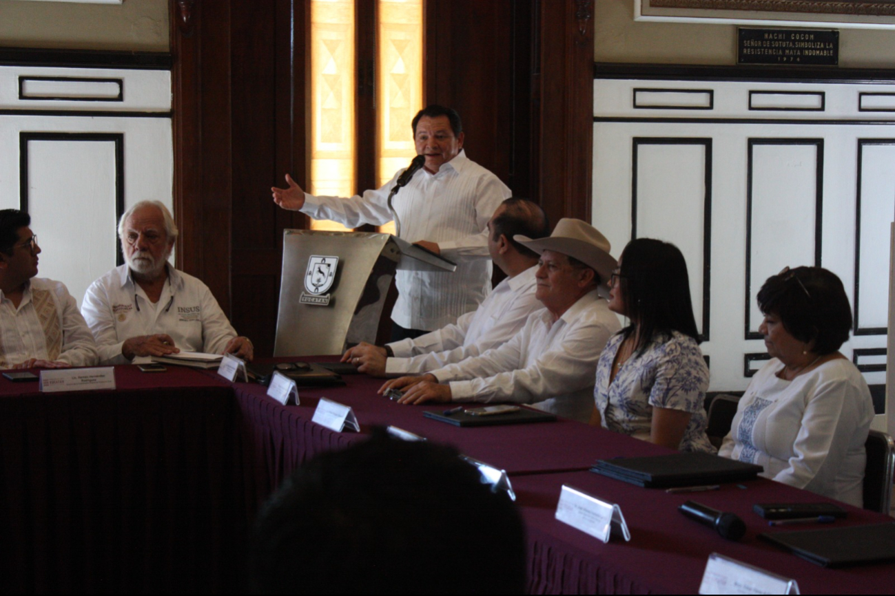 Joaquín Díaz Mena destacó su compromiso de continuar apoyando a los yucatecos Joaquín Díaz Mena destacó su compromiso de continuar apoyando a los yucatecos