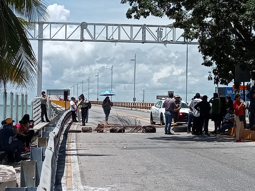Taxistas no permitirán que nadie entre o salga de Ciudad del Carmen