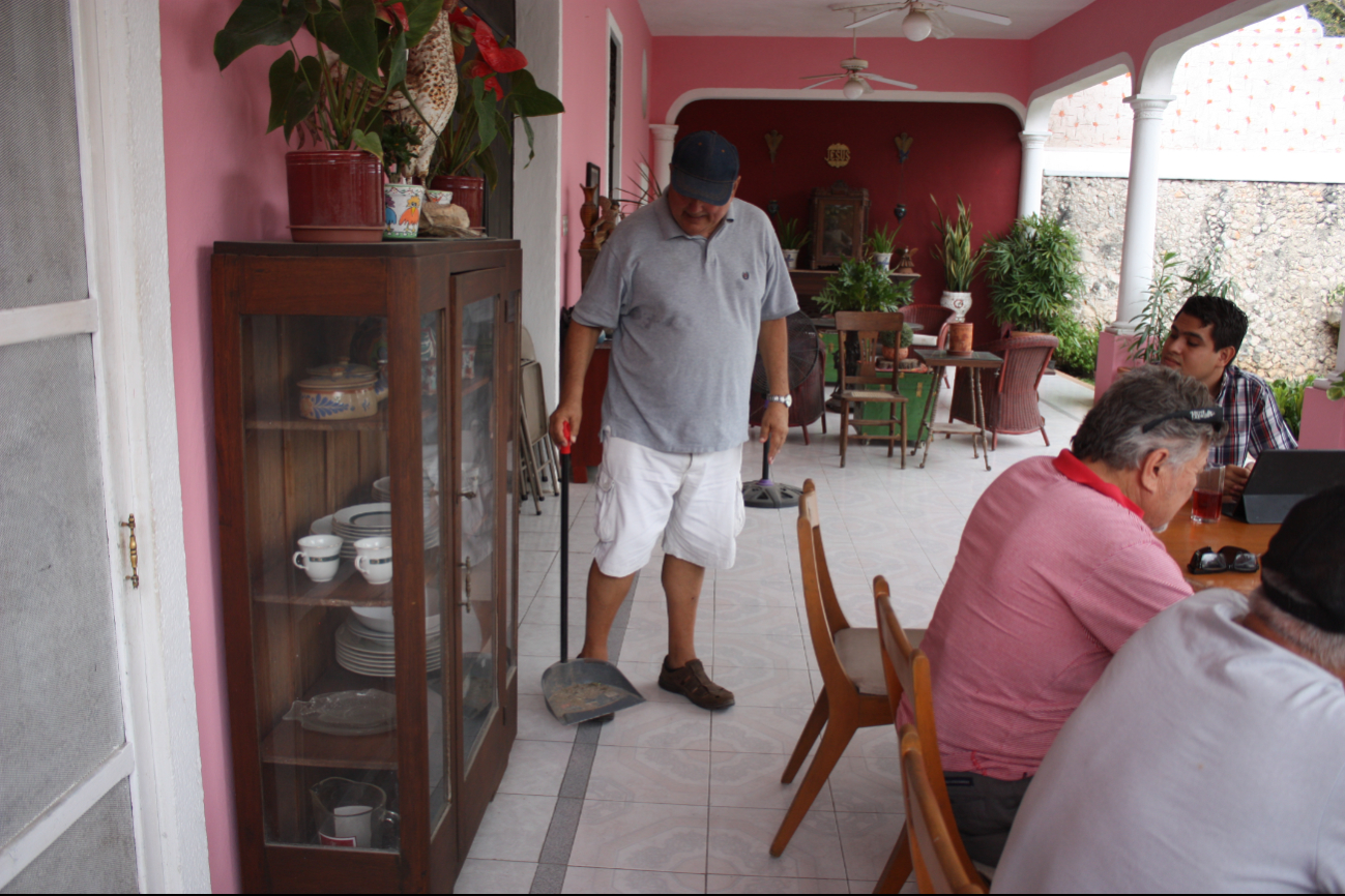 Vecinos recogen restos de harina de sus viviendas Vecinos recogen restos de harina de sus viviendas
