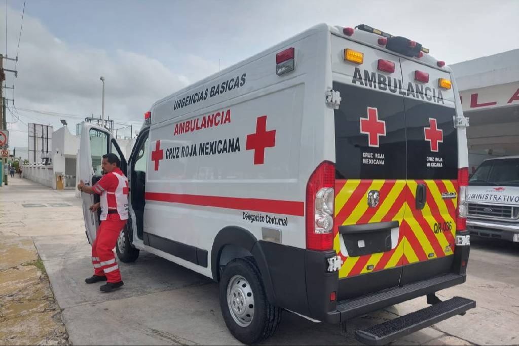 Motociclista sufre terrible caída por bache en el fraccionamiento Caribe de Chetumal