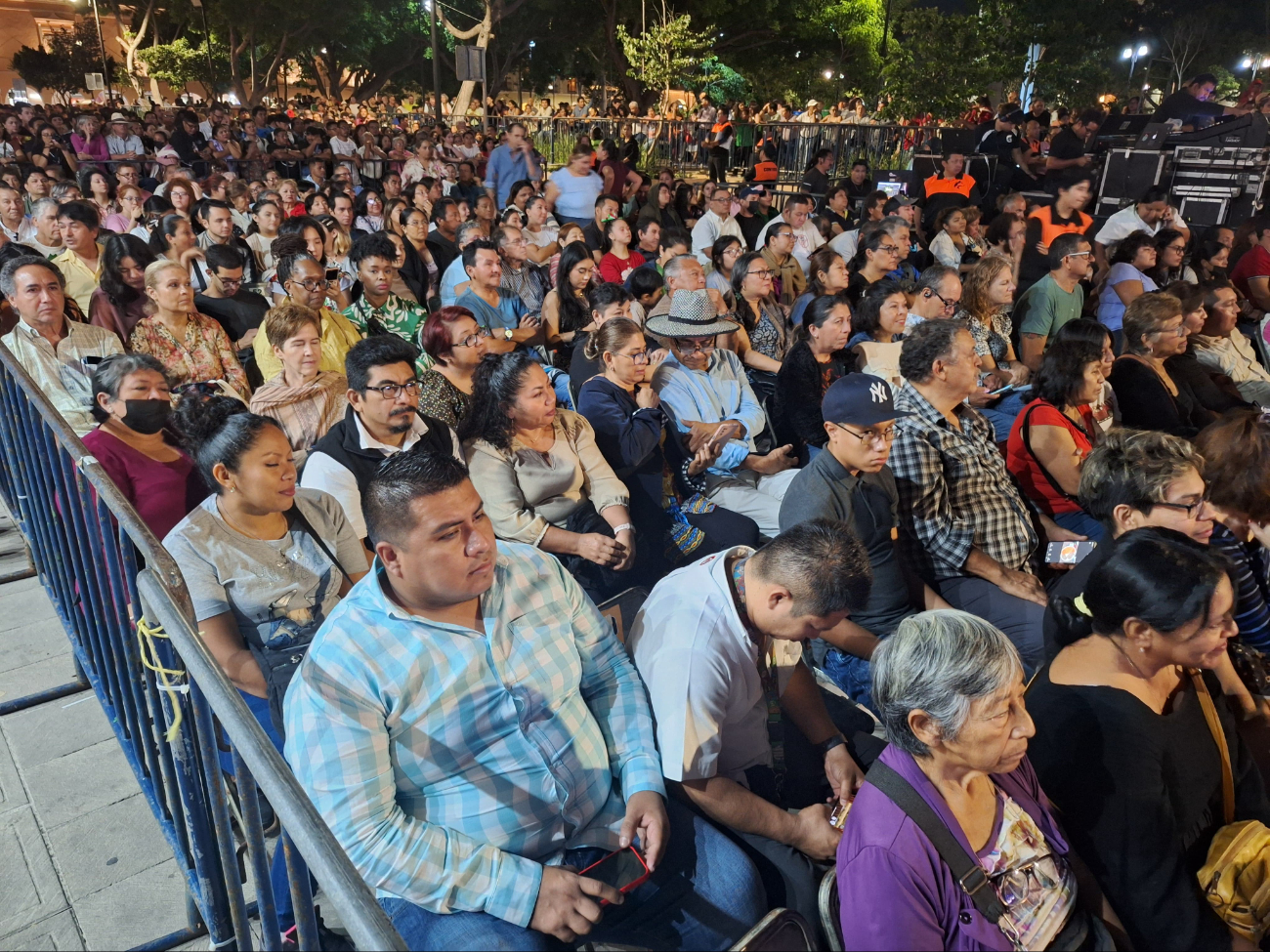 El público fue partícipe del concierto de los artistas invitados de la noche. El público fue partícipe del concierto de los artistas invitados de la noche.