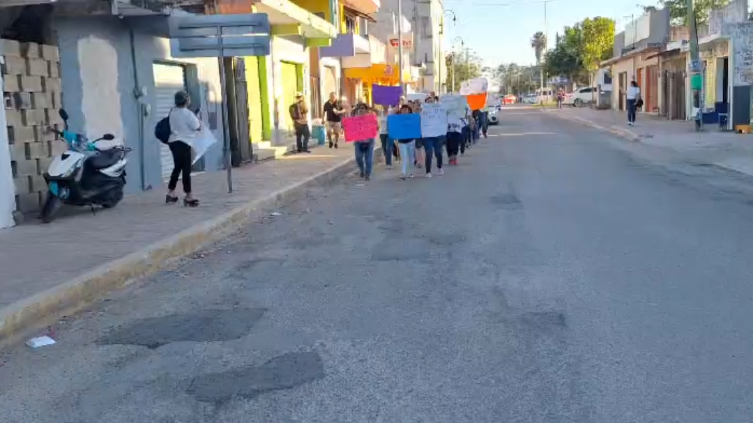 Fueron los empleados del Hospital General quienes realizaron su marcha. Fueron los empleados del Hospital General quienes realizaron su marcha.
