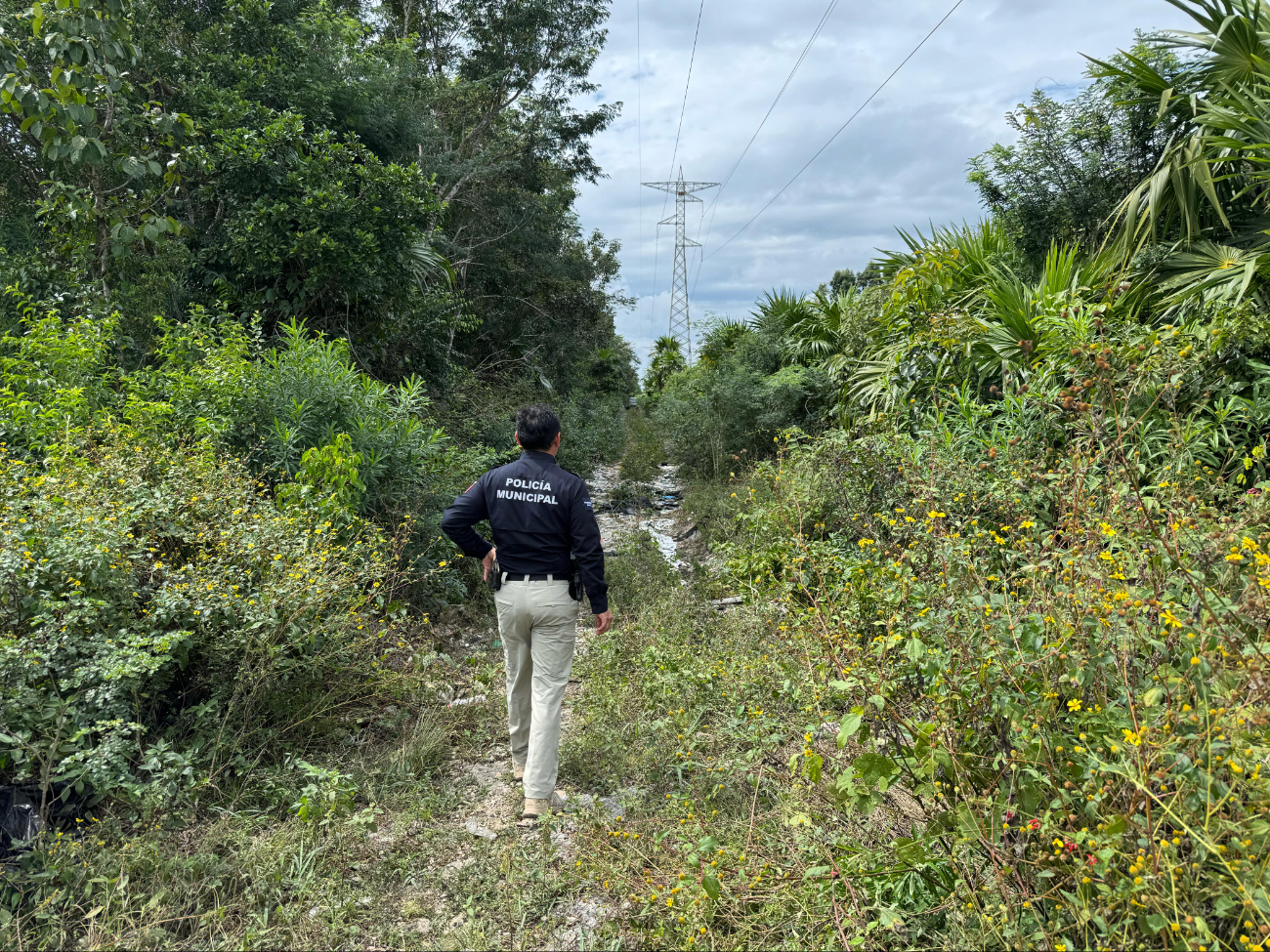 Junto a la escena del hallazgo se encontraron casquillos percutidos y prendas de vestir. Familiares serán notificados por la Fiscalía. Junto a la escena del hallazgo se encontraron casquillos percutidos y prendas de vestir. Familiares serán notificados por la Fiscalía.