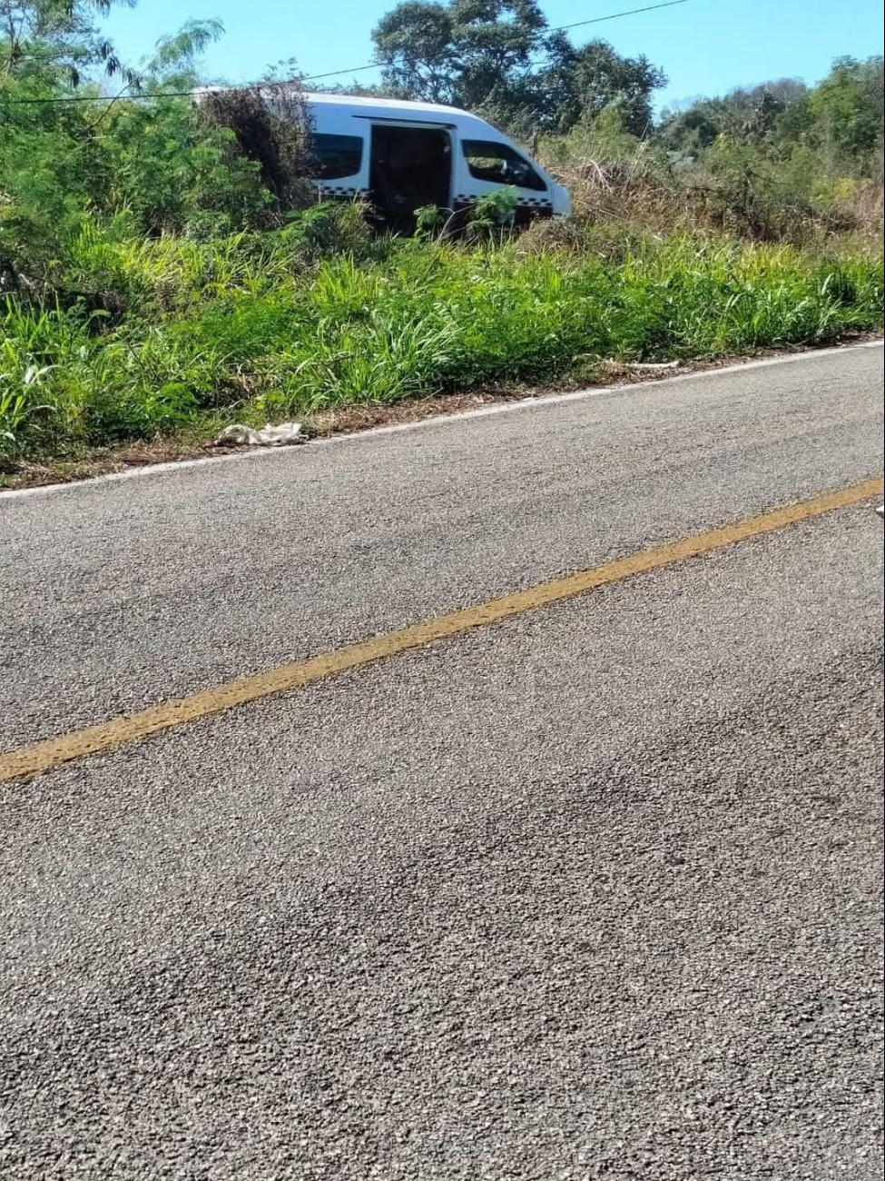 Chofer de combi se dormita y se sale de la carretera Champotón – Campeche 