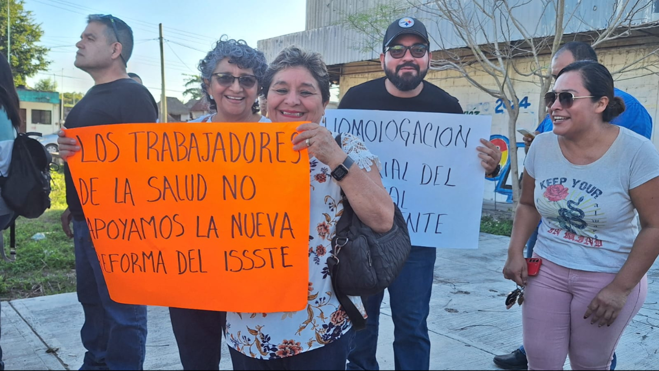 Los trabajadores llegaron hasta el parque principal de la ciudad. Los trabajadores llegaron hasta el parque principal de la ciudad.
