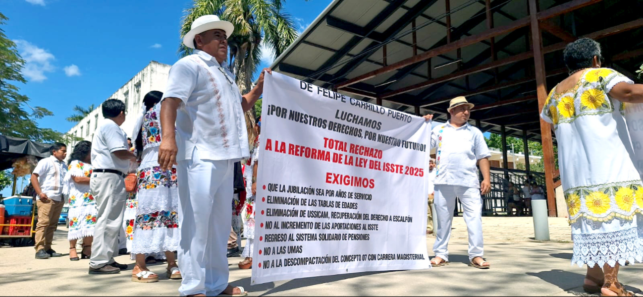 Ataviados con sus trajes típicos, profesionistas de Felipe Carrillo Puerto también alzaron la voz Ataviados con sus trajes típicos, profesionistas de Felipe Carrillo Puerto también alzaron la voz