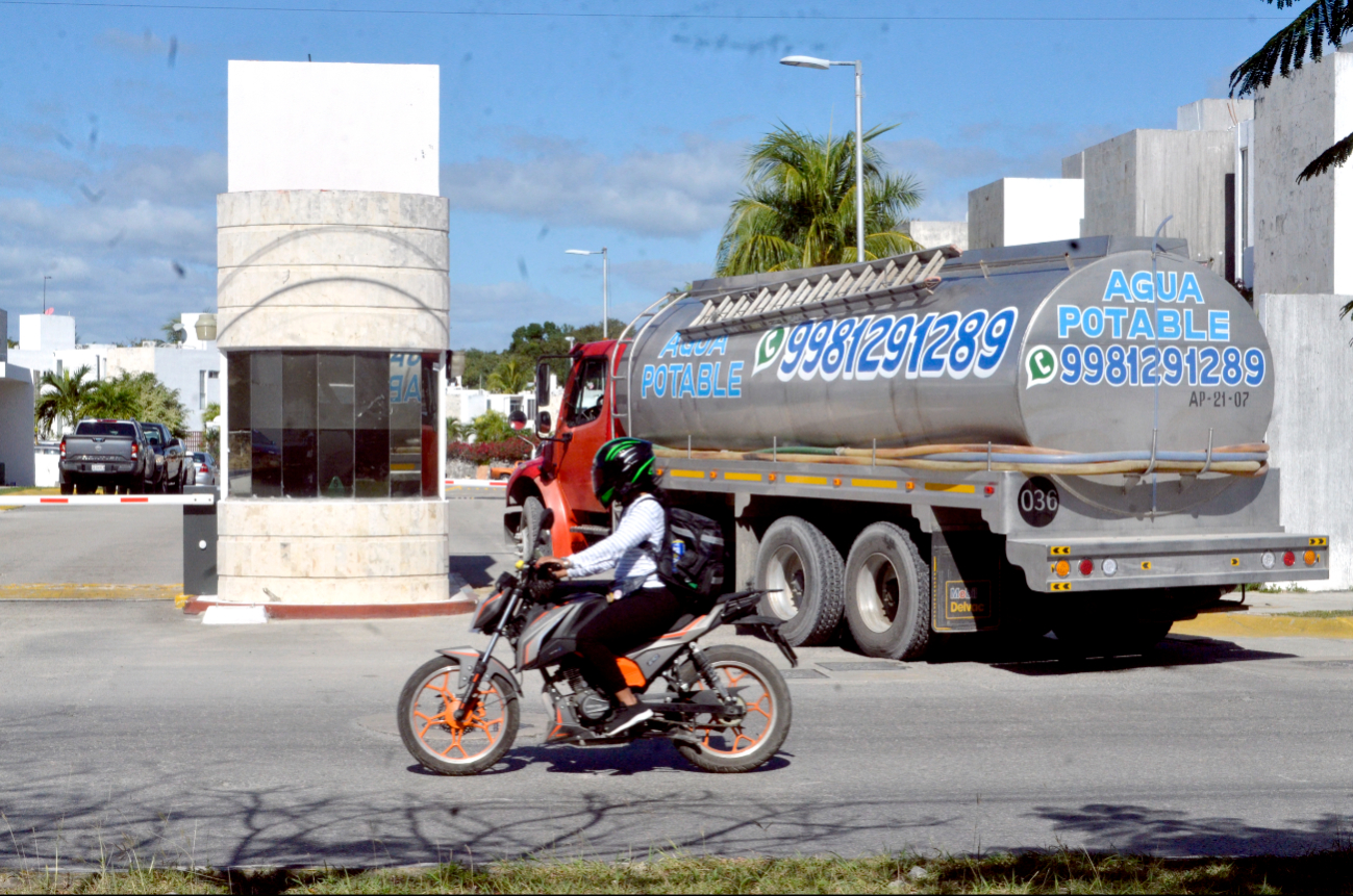 Crisis de agua potable llega a zonas residenciales de Cancún