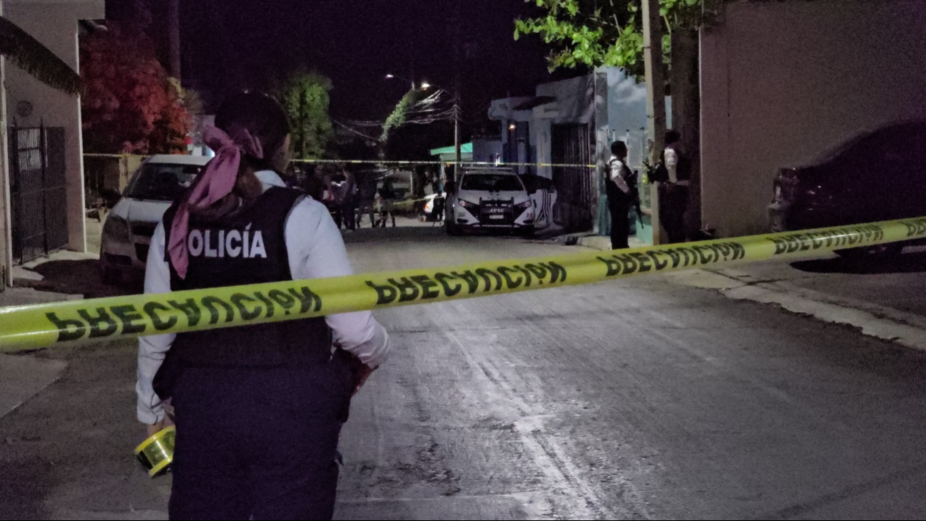 Los criminales huyeron a toda velocidad de la escena del crimen. Los criminales huyeron a toda velocidad de la escena del crimen.