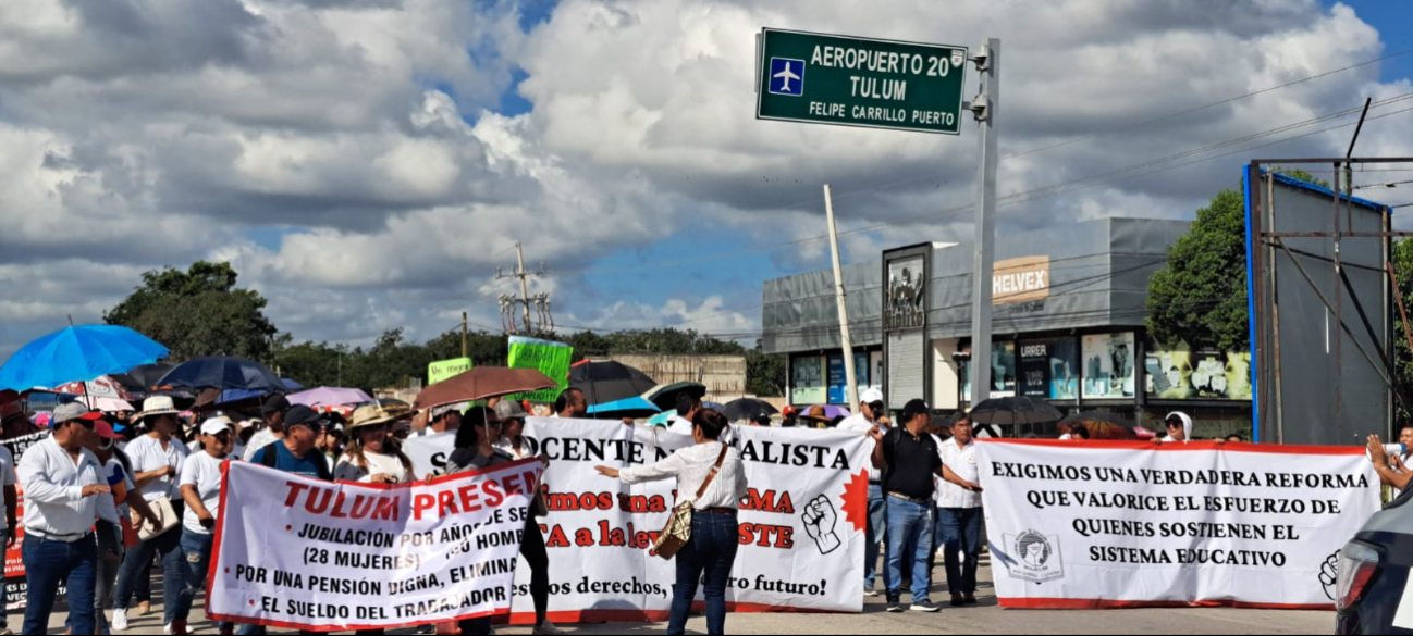 Más de dos mil maestros marcharon en Tulum  como rechazo a la reforma del ISSSTE