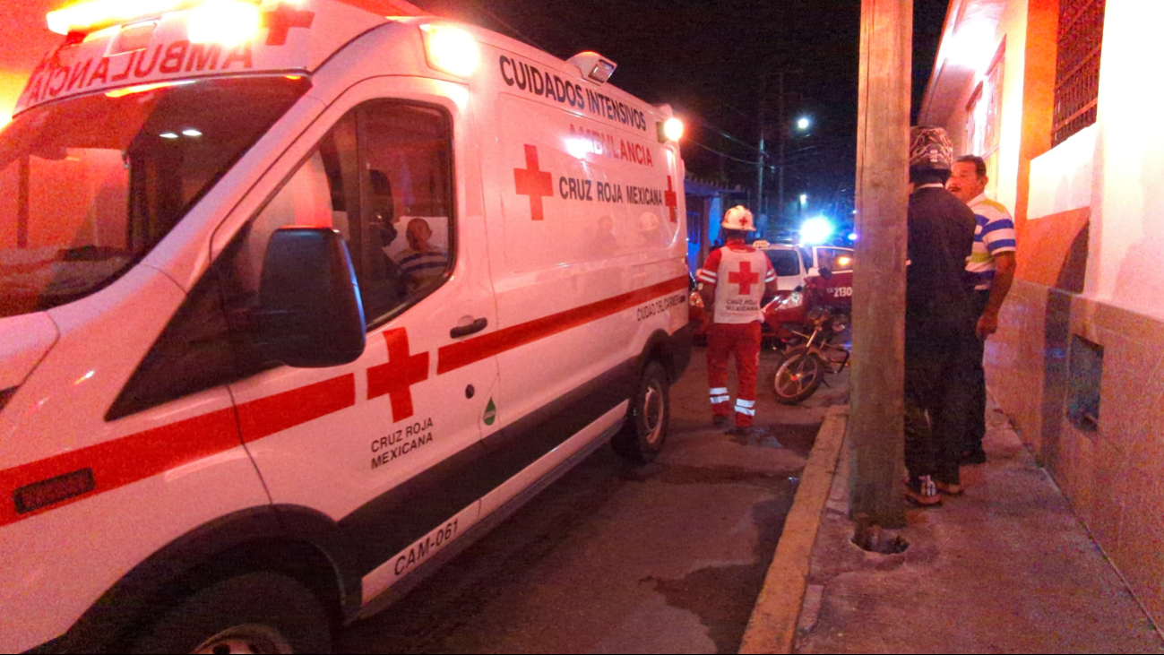 Accidente entre Taxi y Camioneta Deja Dos Pasajeras Lesionadas Accidente entre Taxi y Camioneta Deja Dos Pasajeras Lesionadas