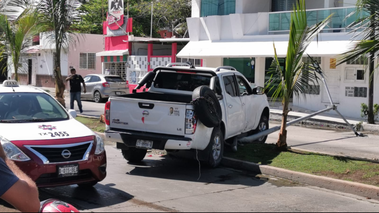 Camioneta Destroza Propiedad Municipal tras Derrape Camioneta Destroza Propiedad Municipal tras Derrape