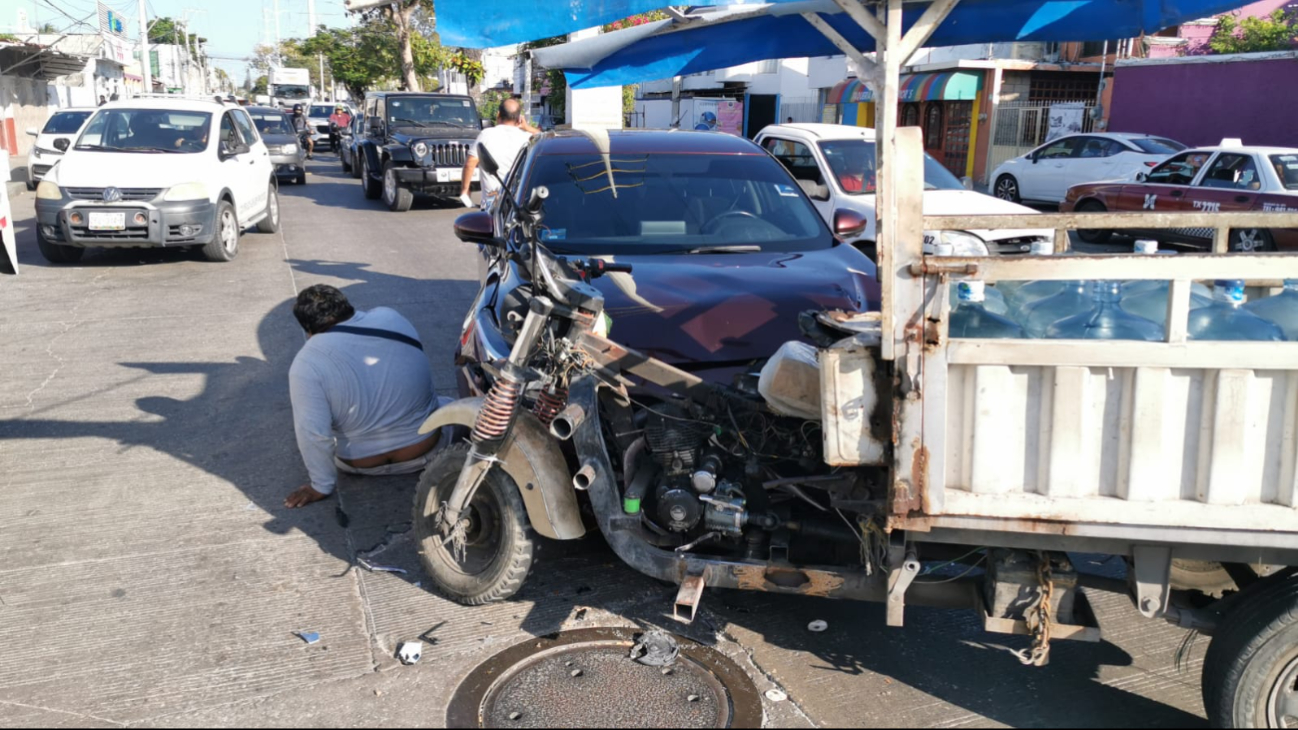 El hombre impactado transportaba consigo garrafones para vender. El hombre impactado transportaba consigo garrafones para vender.