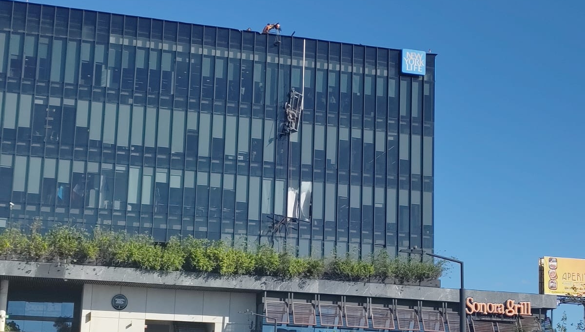 En un edificio del Norte, el arnés que sostenía la estructura en la que laboraban dos hombres cedió.