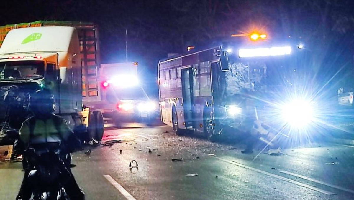 La carretera Mérida-Umán fue bloqueada por el choque La carretera Mérida-Umán fue bloqueada por el choque