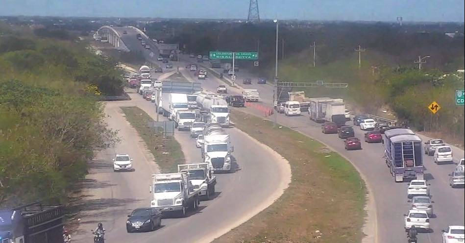 Maestros bloquean el Periférico de Mérida  en protesta contra la Ley del ISSSTE