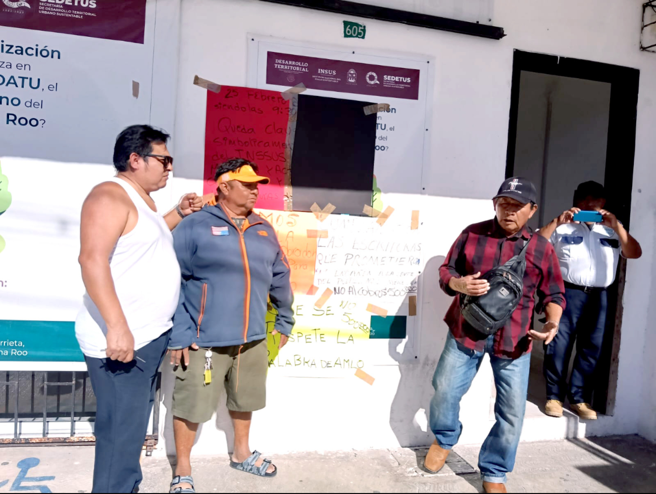 Los entrevistados afirmaron que algunas autoridades piden recursos para acelerar los trámites y a otros sólo les dan largas. Los entrevistados afirmaron que algunas autoridades piden recursos para acelerar los trámites y a otros sólo les dan largas.