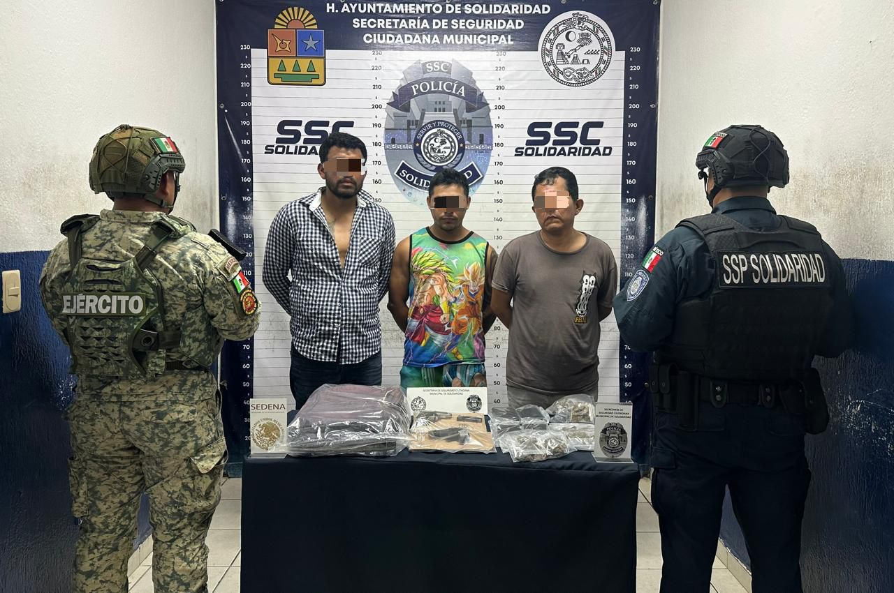 Además de las armas, se encontraron presuntos narcóticos Además de las armas, se encontraron presuntos narcóticos
