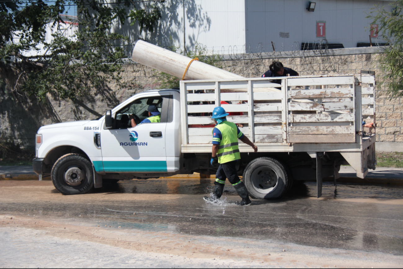 Afectados deben realizar gastos innecesarios al pagar por pipas Afectados deben realizar gastos innecesarios al pagar por pipas