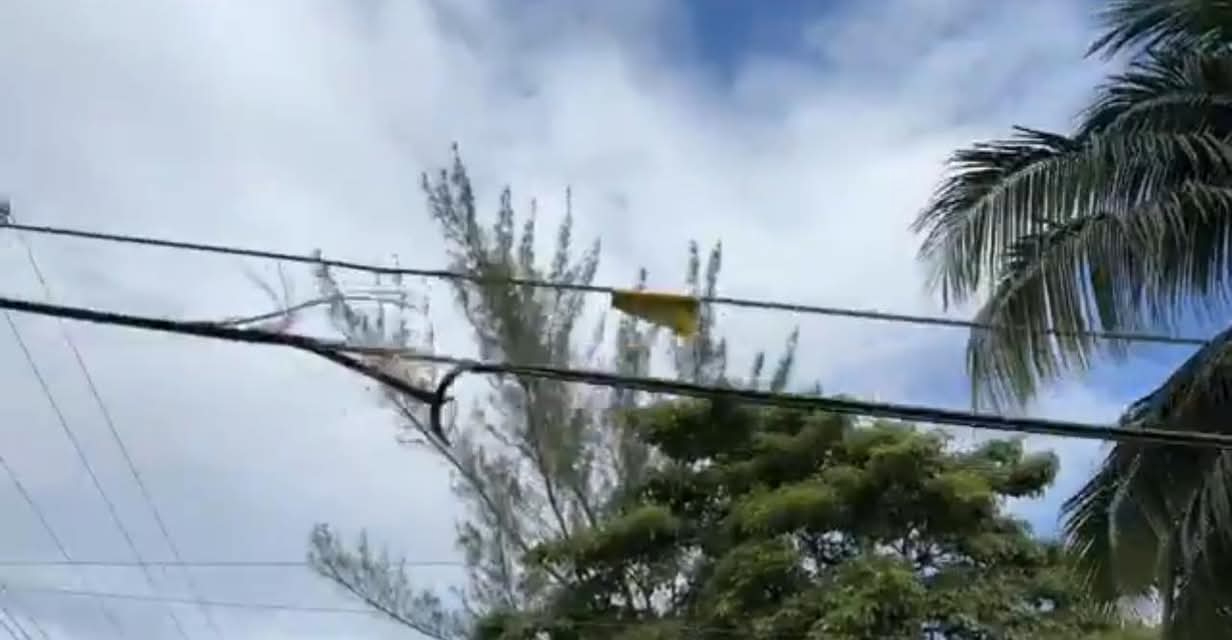 Otra colonia en Chetumal se queda sin servicios porque un tráiler se llevó los cables al circular por la zona