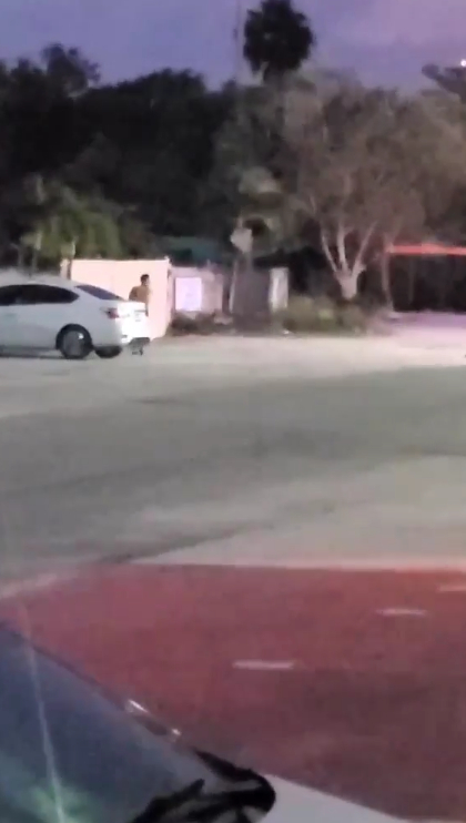 El hombre aparentemente gritaba por ayuda mientras intentaba subirse a los autos en movimiento El hombre aparentemente gritaba por ayuda mientras intentaba subirse a los autos en movimiento