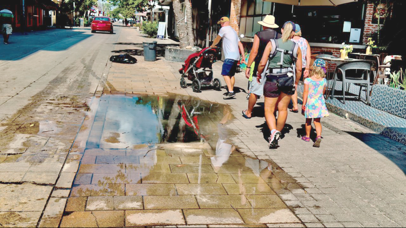 El mal olor de las aguas afecta a los comerciantes y negocios de la zona El mal olor de las aguas afecta a los comerciantes y negocios de la zona