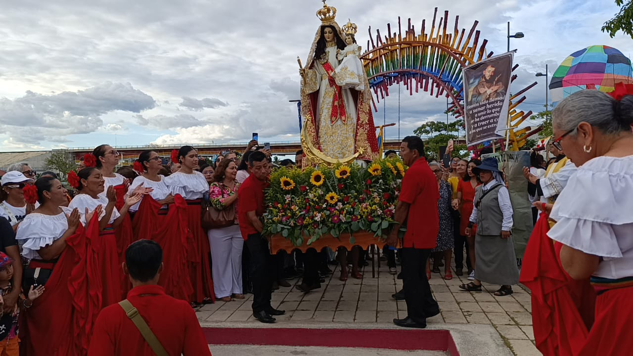En el municipio de Candelaria cientos de feligreses acompañaron a la virgen en su paseo por el río En el municipio de Candelaria cientos de feligreses acompañaron a la virgen en su paseo por el río