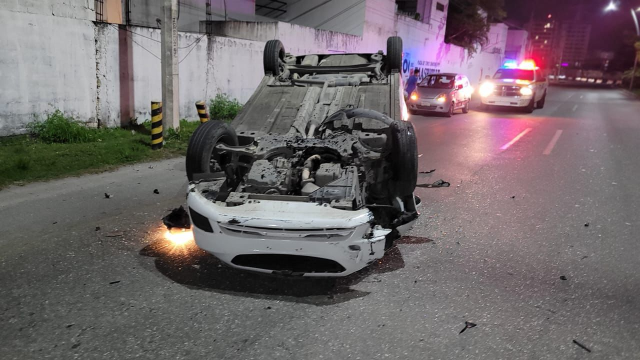 En el segundo incidente el conductor y su vehículo terminaron boca abajo En el segundo incidente el conductor y su vehículo terminaron boca abajo